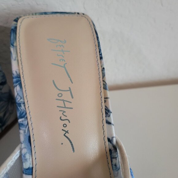 Betsy Johnson BLUE/ WHITE Size 8.5 Floral Sweet Vintage Block Heel Embroider - Picture 7 of 8